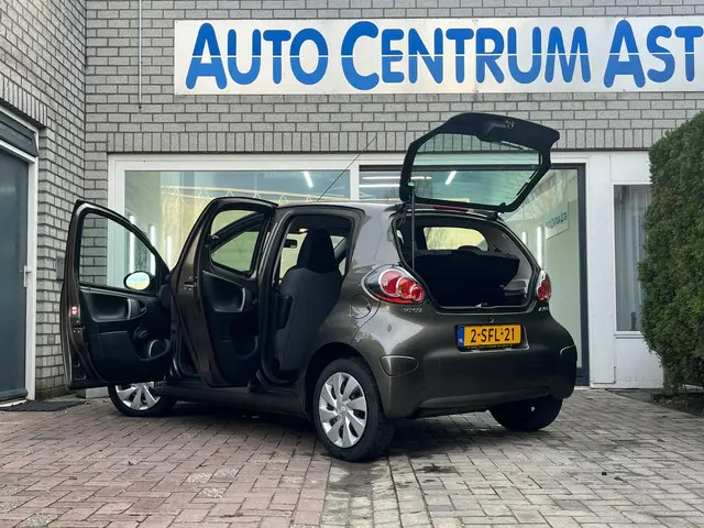 Toyota Aygo 1.0 VVT-i Now Cool Edition 2013 Benzine 4