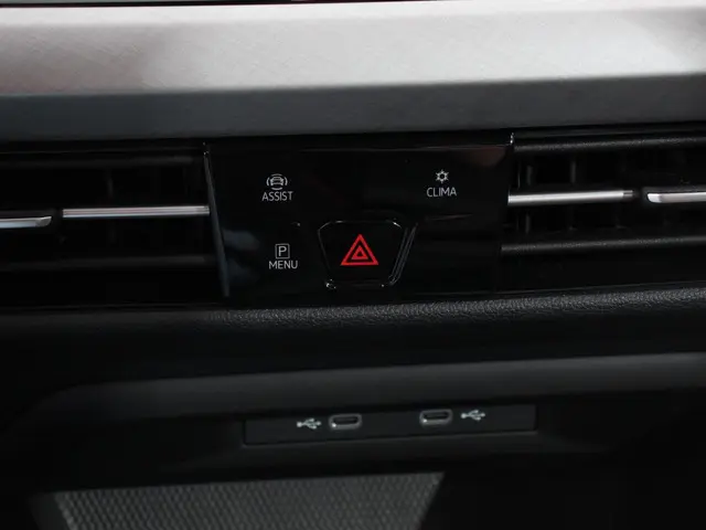 Volkswagen Golf 1.0 eTSI Life Business 2023 Benzine 19