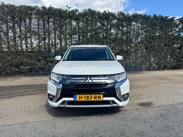 Mitsubishi Outlander 2.4 PHEV Pure 2020 Hybride Benzine 2