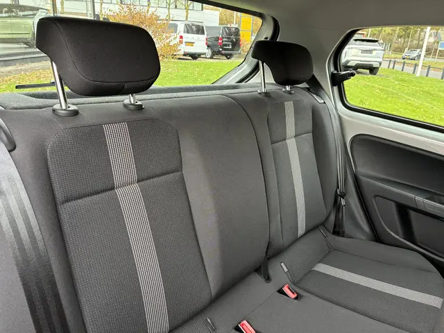 Volkswagen up! 1.0 BMT high up! 2016 Benzine 12