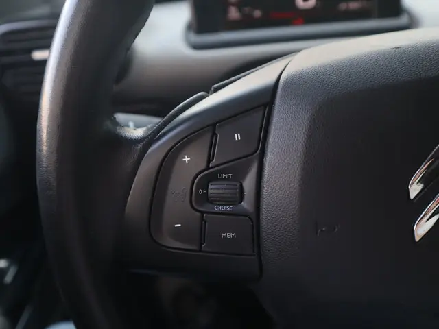 Citroën C4 Cactus 1.2 PureTech Shine 2018 Benzine 17