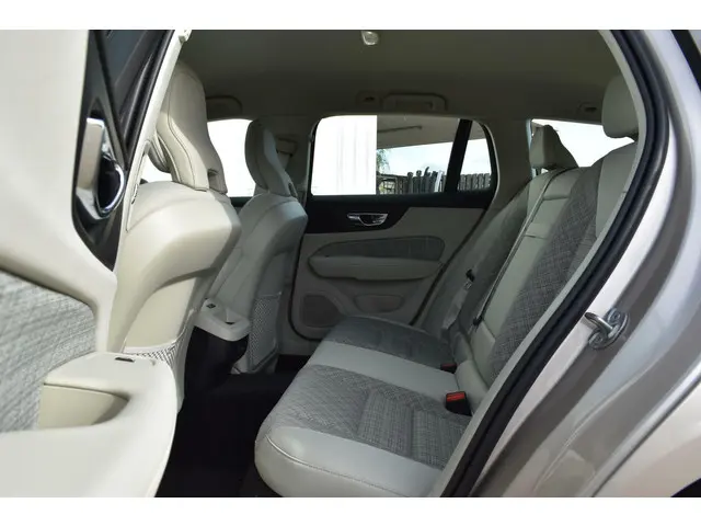 Volvo V60 B4 Core #CityWeaveBekleding 2022 Benzine 9