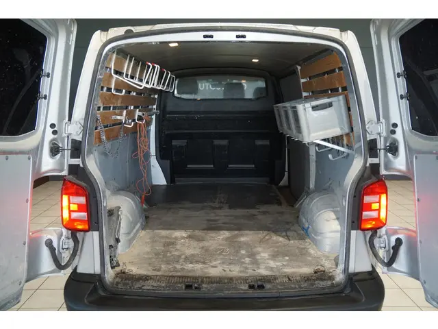 Volkswagen Transporter 2.0 TDI L2H1 Highline 2016 Diesel 25