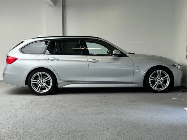 BMW 3 Serie Touring 320i M-sport 2017 Benzine 9