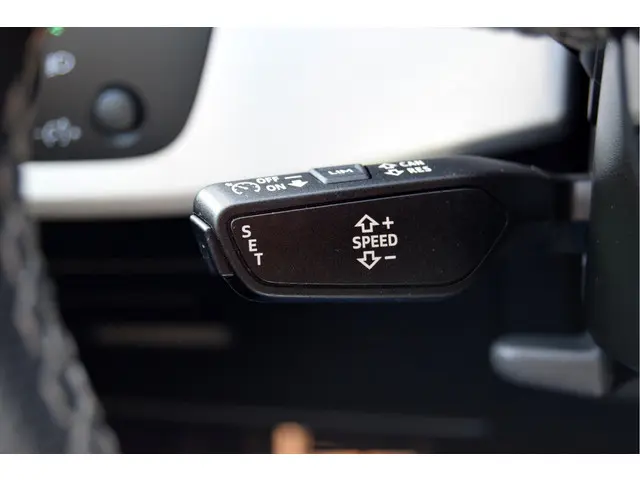 Audi A4 Avant 40 TFSI quattro S edition 2022 Benzine 32