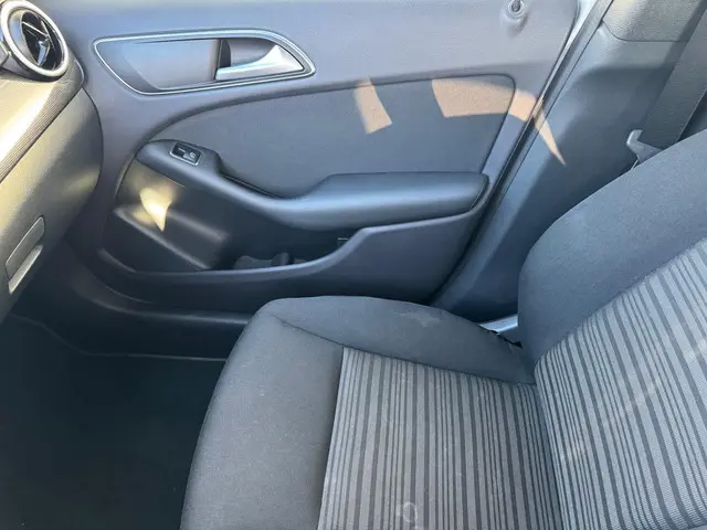 Mercedes-Benz B-Klasse 180 Ambition 2015 Benzine 31