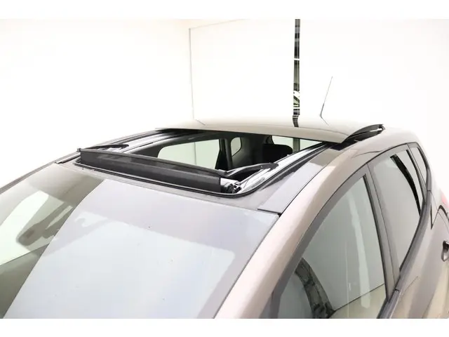 Kia Venga 1.4 CVVT 90pk Vibe 2015 Benzine 18