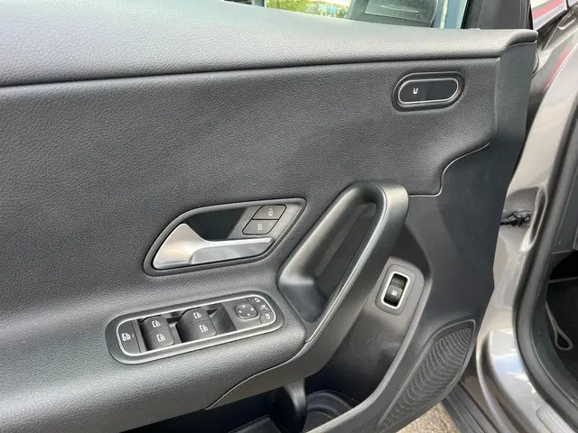 Mercedes-Benz A-Klasse 250 e 2021 Hybride Benzine 17