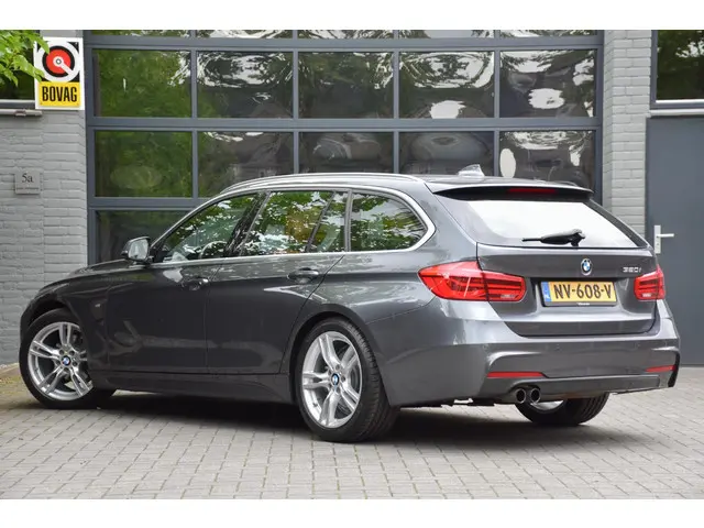 BMW 3 Serie Touring 320i M sport 2017 Benzine 4