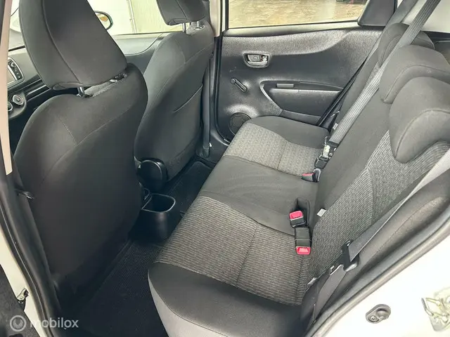 Toyota Yaris 1.3 VVT-i Aspiration 2013 Benzine 6