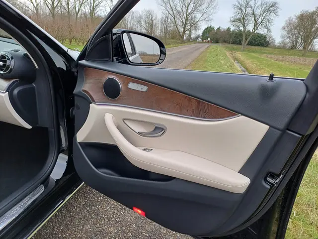 Mercedes-Benz E-Klasse 200 Prestige 2016 Benzine 34