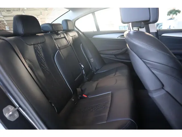 BMW 5 Serie Sedan 530e 2023 Hybride Benzine 8