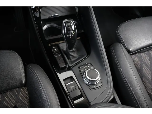 BMW X1 sDrive18i Executive Edition 2020 Benzine 24