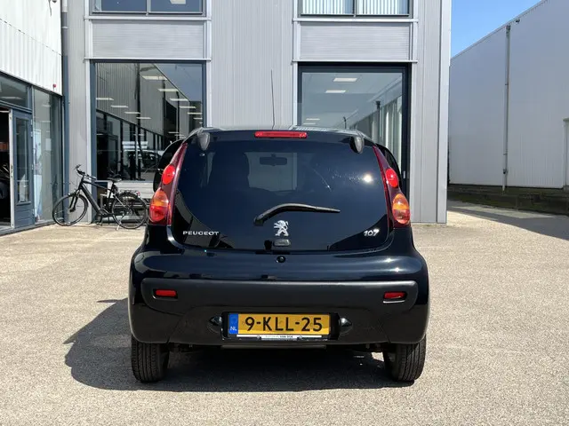 Peugeot 107 1.0 Black & Silver 2013 Benzine 16