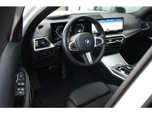 BMW 3 Serie Touring 330e M-Sport 2023 Hybride Benzine 43