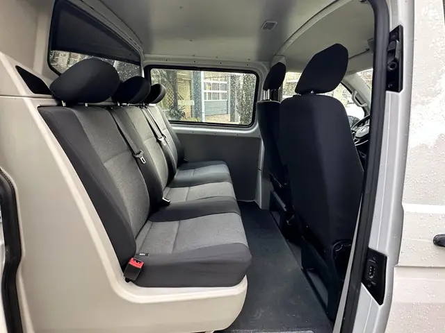 Volkswagen Transporter 2.0 TDI L2H1 DC 2018 Diesel 13