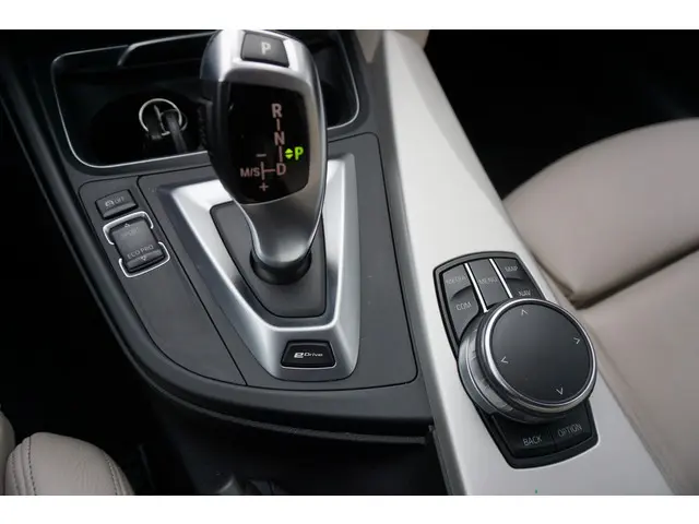 BMW 3 Serie 330e High Executive 2016 Hybride Benzine 16