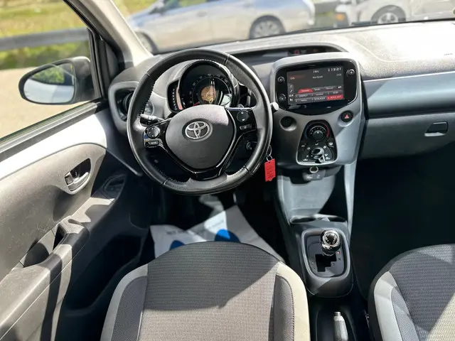 Toyota Aygo 1.0 VVT-i x-play, AUTOMAAT 2021 Benzine 7