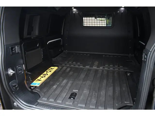 Land Rover Defender 110 3.0 D250 2023 Diesel 72