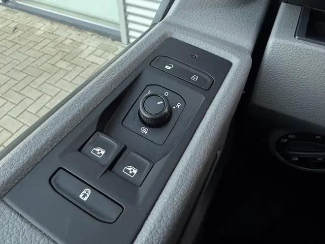 Volkswagen Transporter 2.0 TDI L1H1 28 2021 Diesel 10