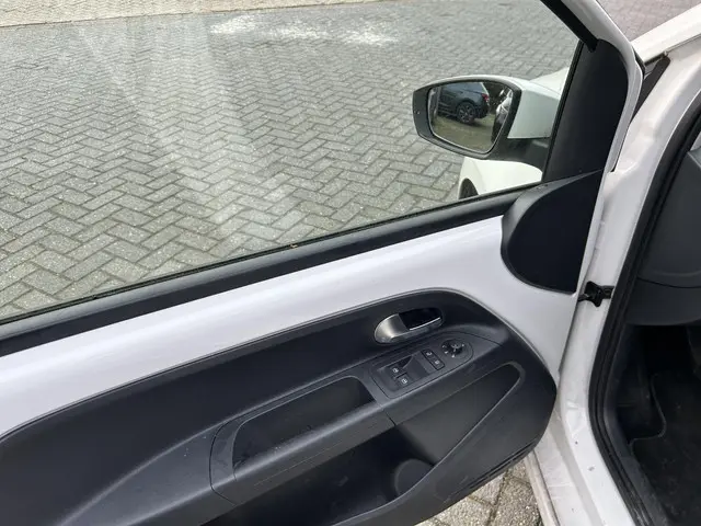 Volkswagen up! 1.0 BMT move up! 2017 Benzine 10