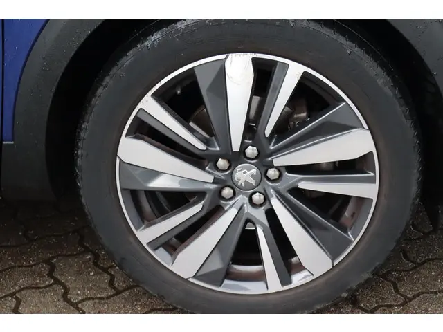 Peugeot 3008 1.2 PureTech Allure 2019 Benzine 12