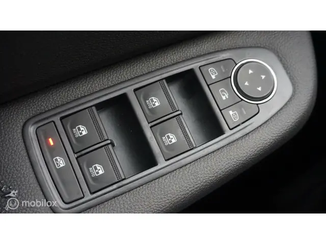 Mitsubishi Colt 1.0T MT Intense 2024 Benzine 17