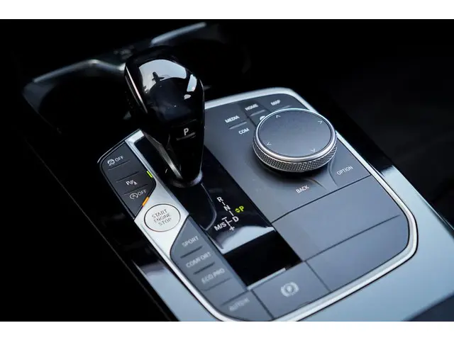 BMW 1 Serie 118i High Executive 2021 Benzine 33