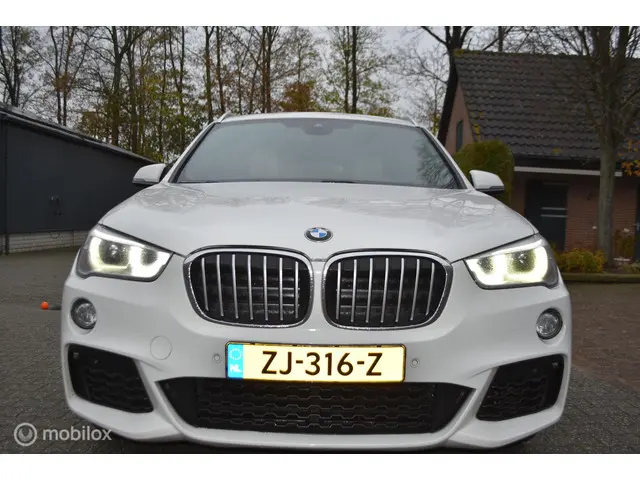 BMW X1 sDrive18i aut High Exe M Sport voll 2018 Benzine 4