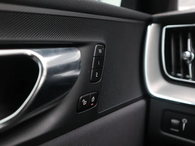 Volvo XC60 2.0 B4 R-Design 2022 Benzine 21
