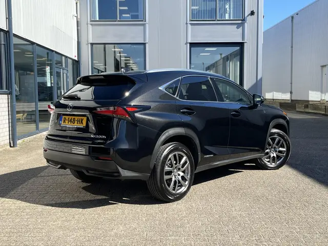 Lexus NX 300h AWD Luxury Line 2015 Hybride Benzine 2