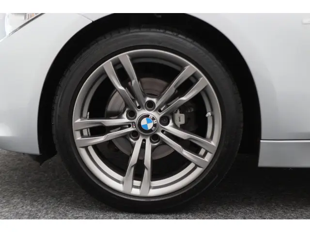 BMW 3 Serie 320i High Executive 2015 Benzine 25