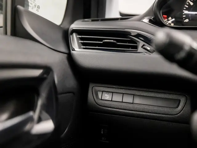 Peugeot 208 1.2 PureTech Sport 2017 Benzine 23