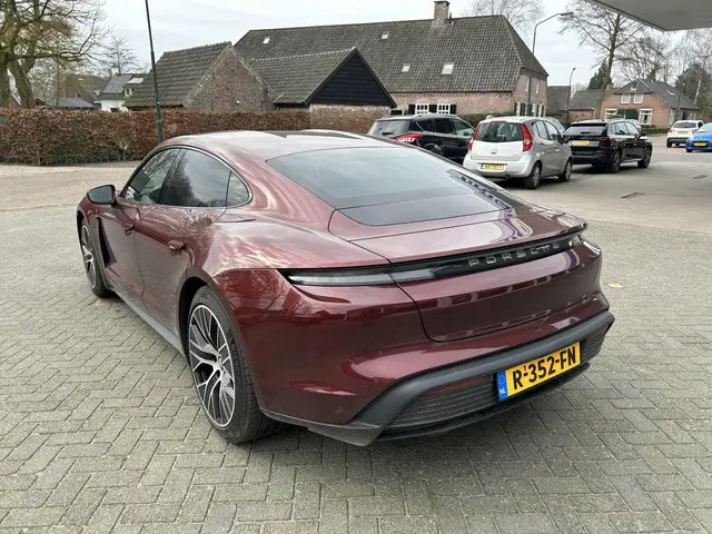 Porsche Taycan Performance 84 kWh 2022 Elektrisch 7