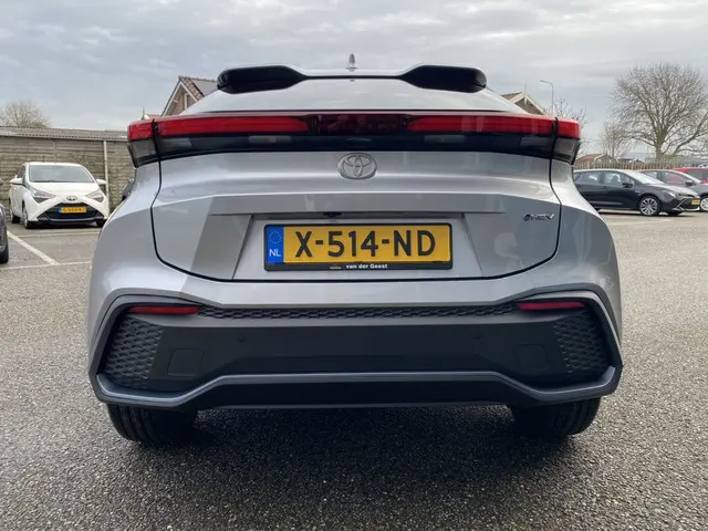 Toyota C-HR 1.8 Hybrid First Edition 2024 Hybride Benzine 6