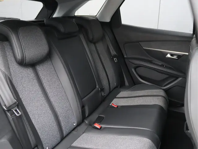 Peugeot 3008 1.6 e-THP Premium 2018 Benzine 25