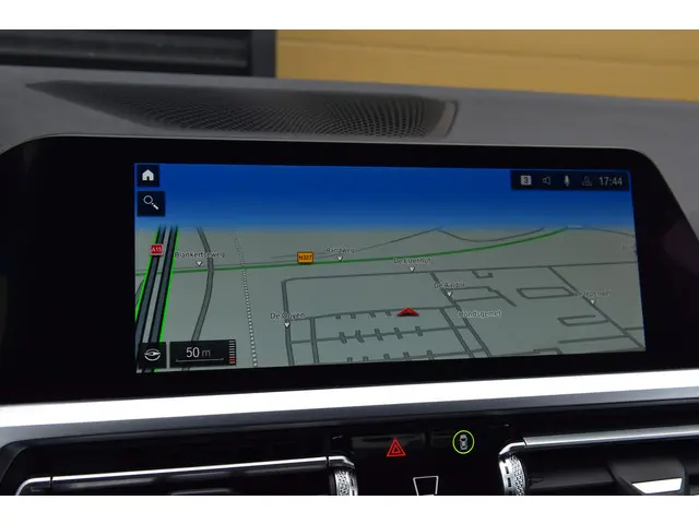BMW 3 Serie 320i Executive Edition 2020 Benzine 12