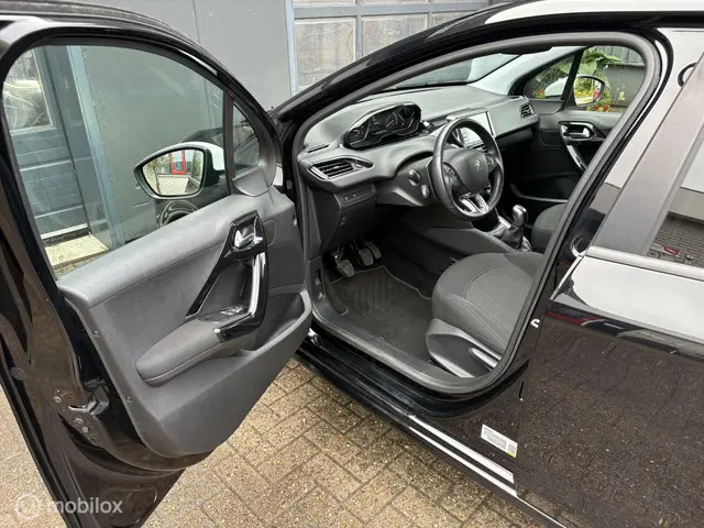 Peugeot 208 1.2 PureTech Signature 2019 Benzine 9