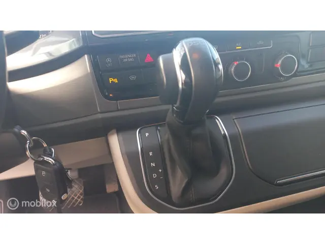 Volkswagen Transporter 2.0 TDI L2H1 DC 2018 Diesel 13
