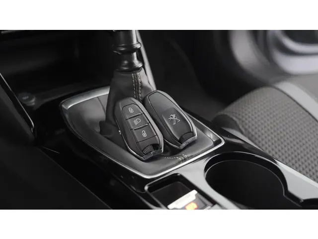 Peugeot 2008 PureTech 130 GT 2022 Benzine 12