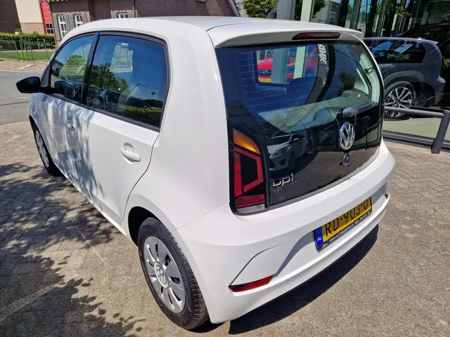 Volkswagen up! 1.0 BMT move up! 2017 Benzine 12