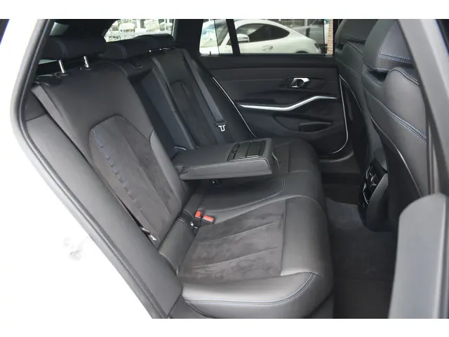 BMW 3 Serie Touring 330e M-Sport 2023 Hybride Benzine 25