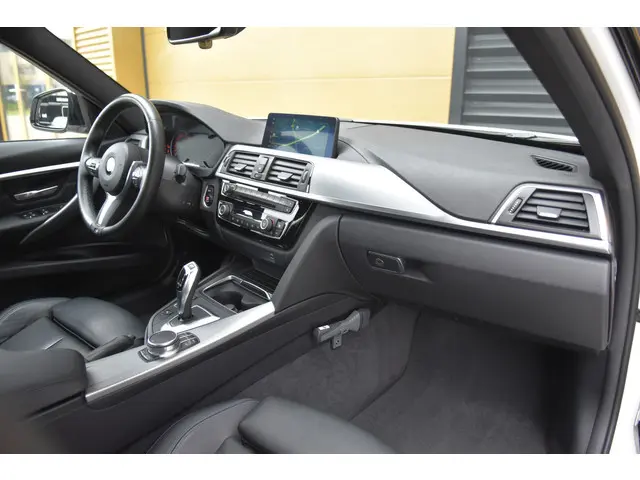 BMW 3 Serie 320i Executive 2018 Benzine 26