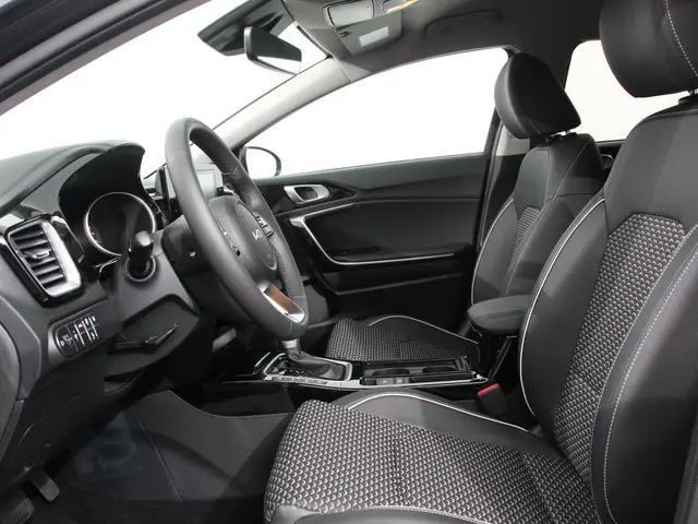 Kia XCeed 1.6 GDi PHEV DynamicLine 2025 Hybride Benzine 32