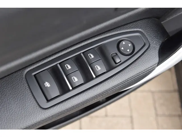 BMW 2 Serie Cabrio 220i High Executive 2018 Benzine 12