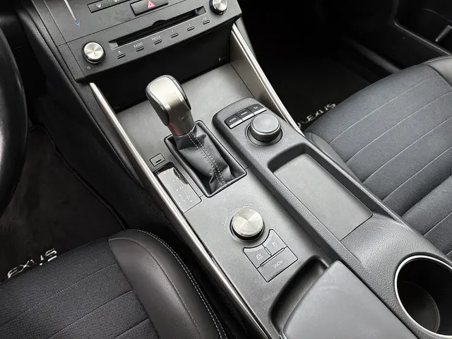 Lexus IS 300h Limited 2015 Hybride Benzine 10