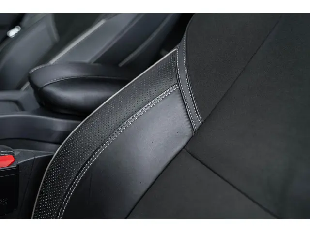 Volvo V40 T4 190pk R-Design 2018 Benzine 22