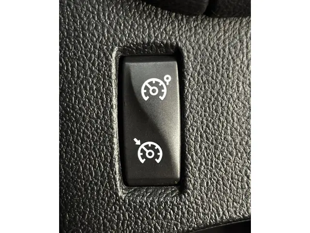 Renault Clio Your Classic Car SOLD. 2016 Benzine 7