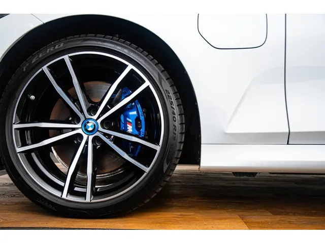 BMW 3 Serie Touring 330e xDrive 2023 Hybride Benzine 23