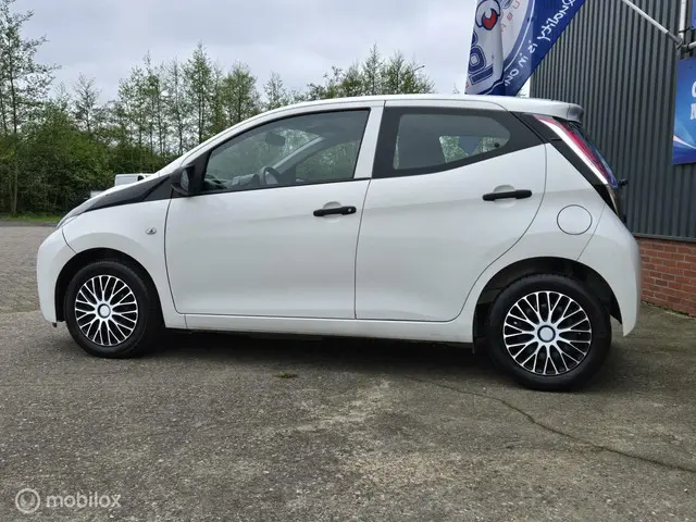 Toyota Aygo 1.0 VVT-i x, airco, 5drs 2017 Benzine 10